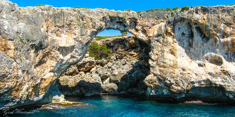 Felsformationen auf einer Bootstour an Mallorcas Ostküste