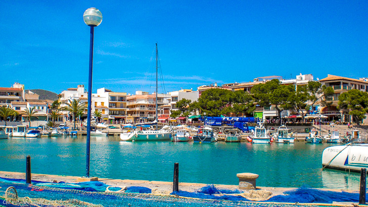 Der Hafen von Cala Ratjada auf Mallorca