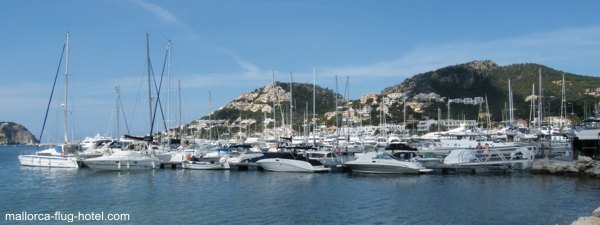 Im Hafen von Port d' Andratx auf Mallorca liegen viele teure Jachten und andere Boote
