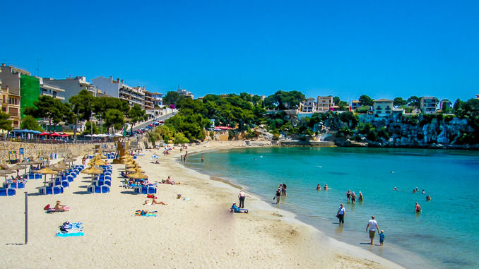 Der Strand und Hafen von Porto Cristo auf Mallorca