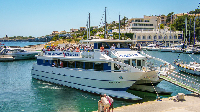 Touristenboot im Hafen von Proto Cristo